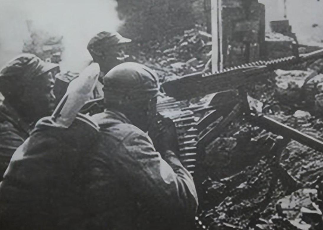 1941年，师长柏辉章正带领102师与日军激战。突然，一名士兵察觉河里不