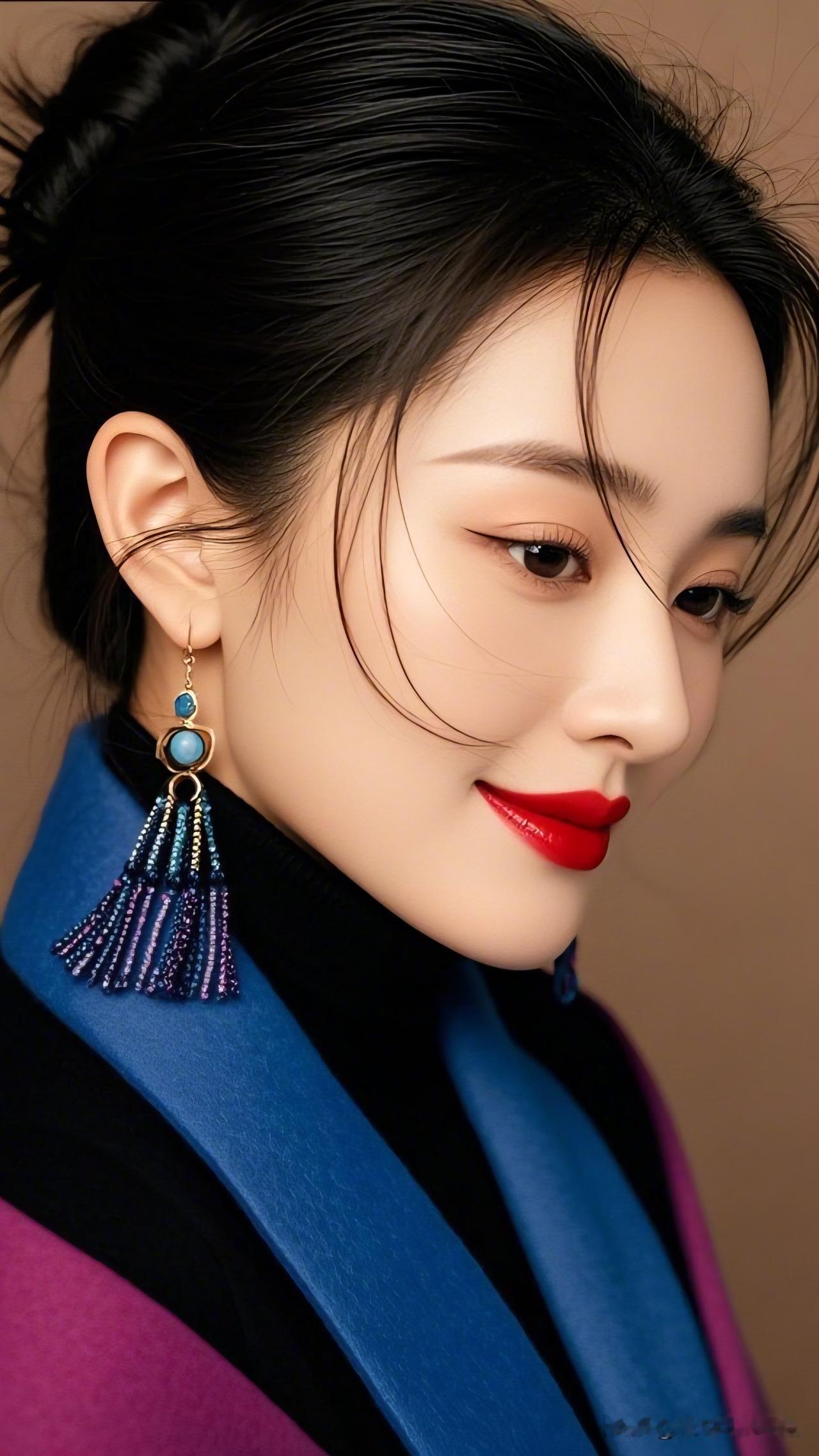 碧玉簪上垂，红唇映春光。分享唯美照片优雅红唇，蓝紫撞色，时尚耳饰，尽显东方韵味