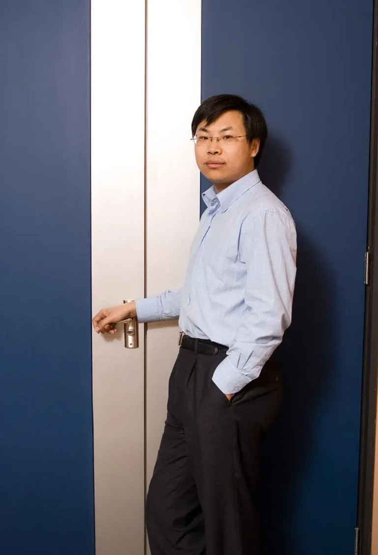 2001年，戴志康在哈尔滨工程大学就读期间，因不满传统教育模式，租住月租300元