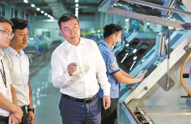 “退伍兵抱紧黄仁勋”刷屏：一张合影，为什么让甘肃小县城沸腾得像过年？01一