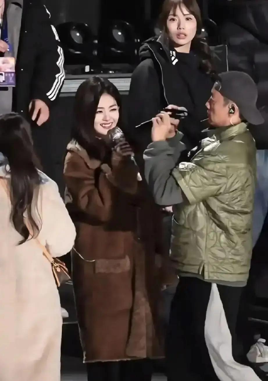 收视2.83%！白鹿一嗓子炸出跨年第一爆把抒情歌临时改成复古迪斯科，彩排七