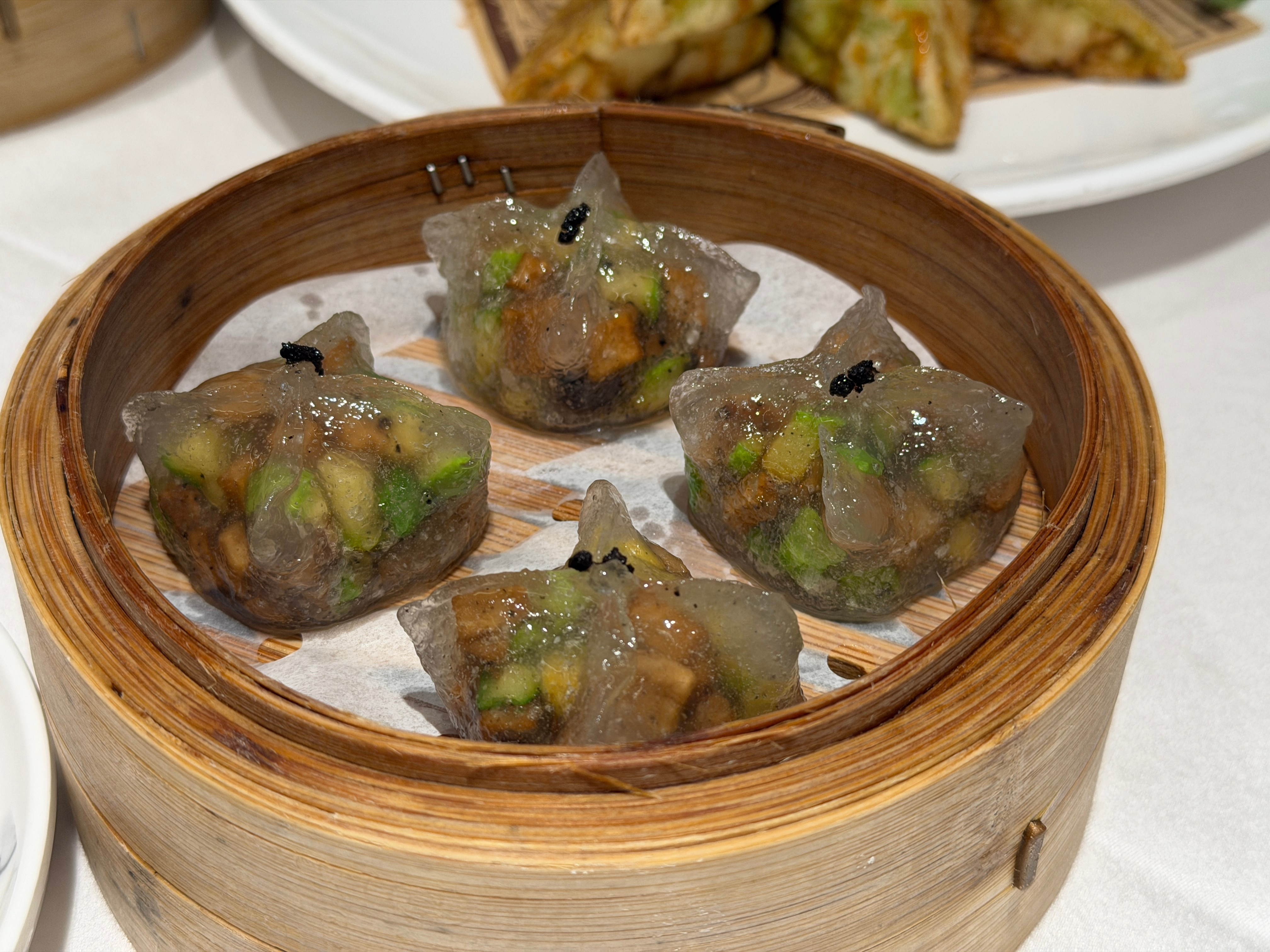 好久没来滋粥楼了今儿来吃个早茶点了淡蜜冰川茄、香煎韭菜饺、金沙红米肠黑松露素饺、