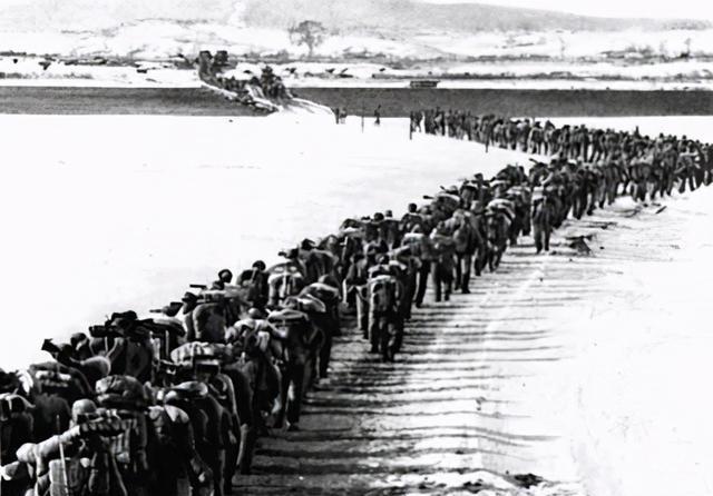 1951年，志愿军的一个团因为没有收到总部撤退的命令被美军包围，就在进退两难之际