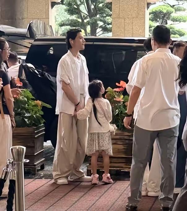 向佐力破离婚传闻！刷到向佐带全家游珠海的路透，直接被这一家子暖到了。他女儿全