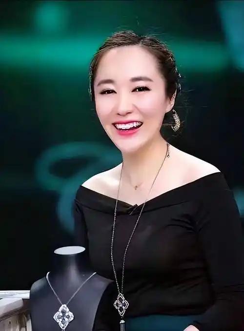 都说中年人最怕失业，可为啥上海台这群40多岁的金牌主持，偏要集体砸铁饭碗？46岁