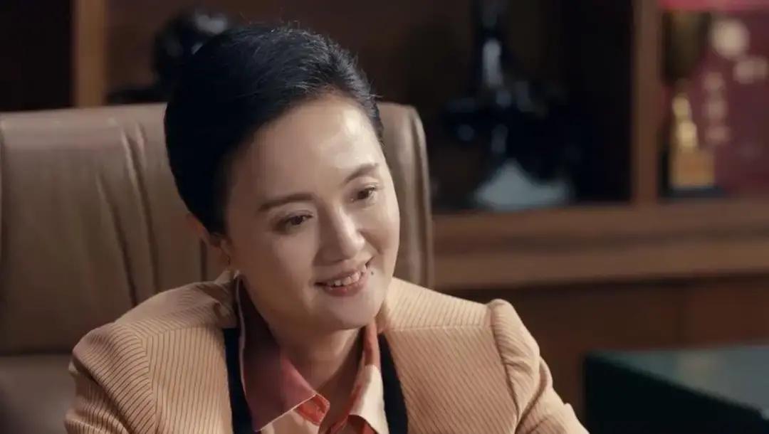 《小城大事》这部二十年前的小城伦理剧，因为B站一条逐帧解读视频突然翻红。孙小