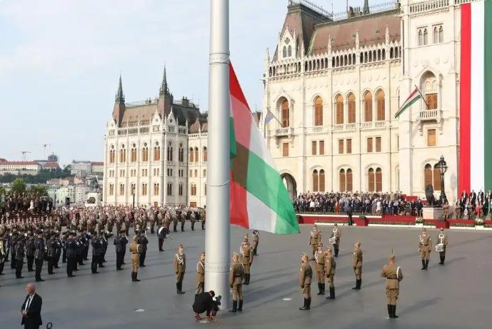 ☔政坛狠人欧尔班，执政16年，左手牵美俄，右手硬刚欧盟，凭啥稳坐江山？