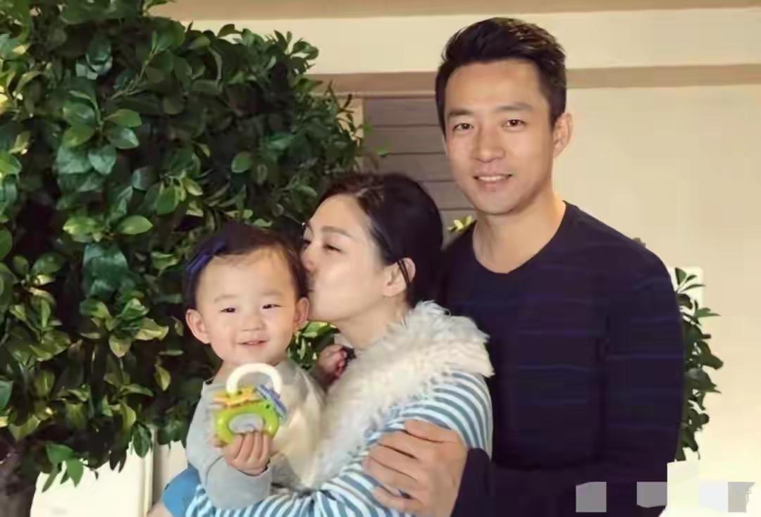 看看汪小菲搂老婆的动作几乎是一模一样！两张照片相差几乎10年，一看第一张是随机