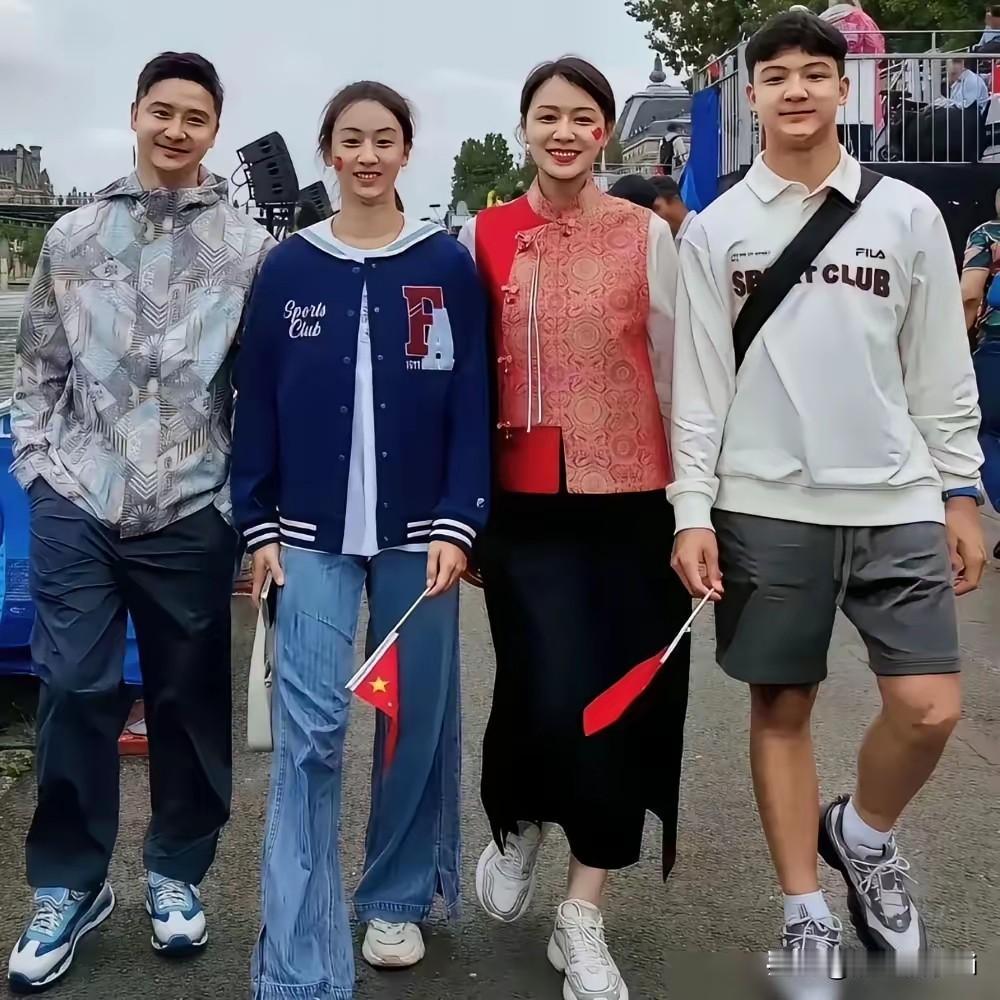  田亮儿子脖子粗壮到和头部同宽，评论区数千网友，纷纷催促家长带孩子就医检查。田亮