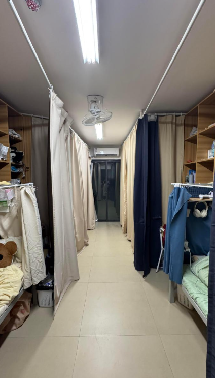 回宿舍一开门以为进了更衣室