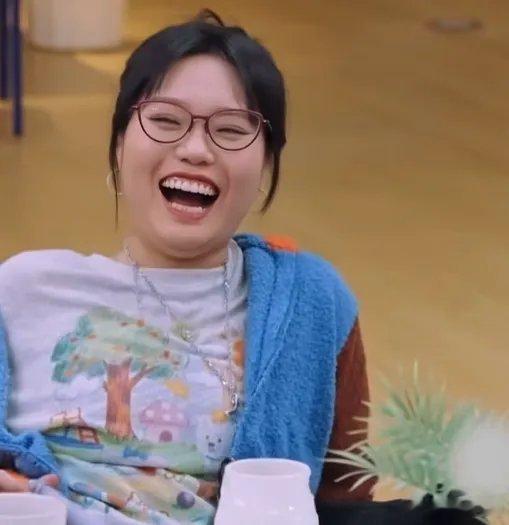 李维嘉曾在日记里吐槽何炅：“以前他只是爱唱歌，现在对练歌房的热爱近乎疯狂！上海有