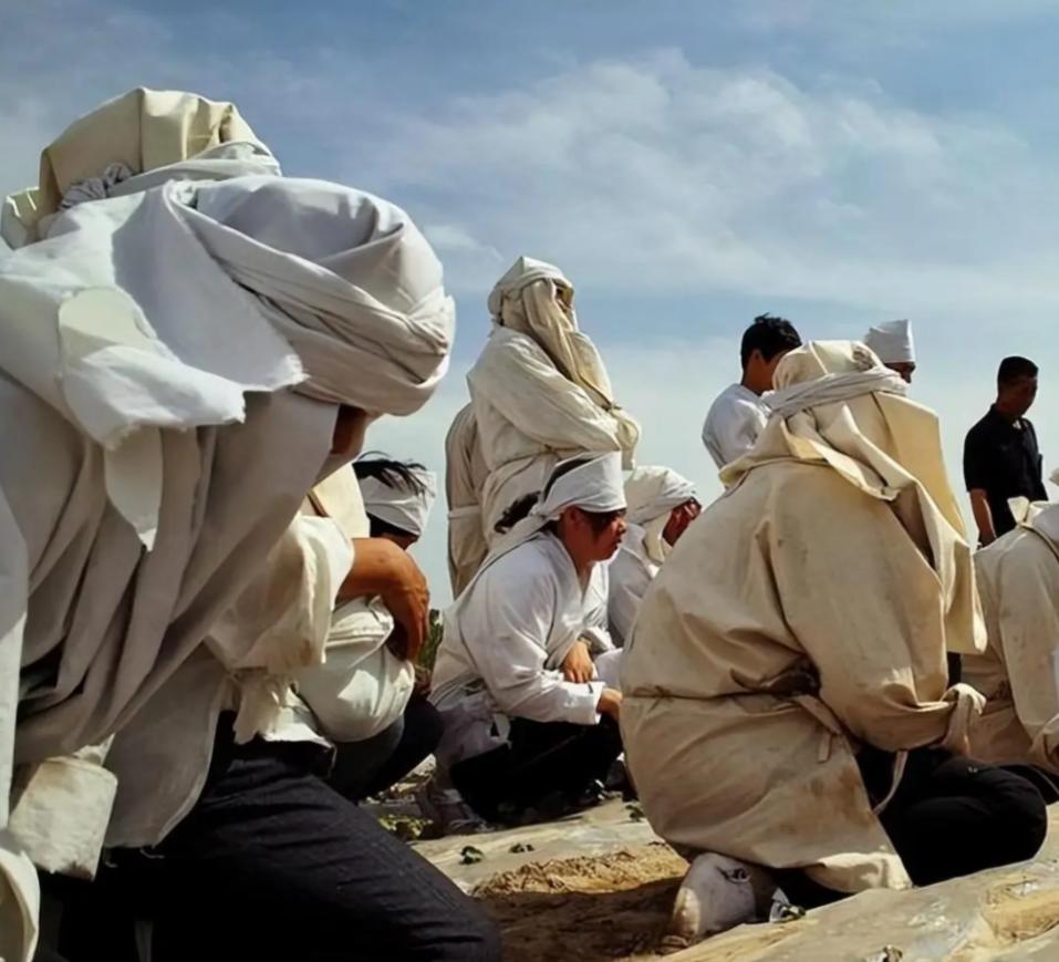 一位火葬场工作人员说：“人死后，一是要火化，二是火化后，不要领骨灰，让火葬厂处理