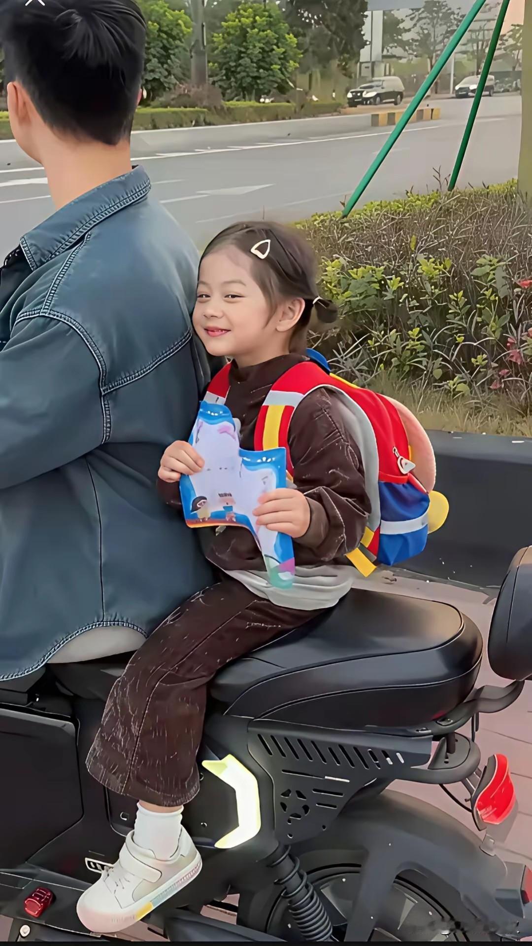 瞧那得意的小眼神，可爱极了！书包太小，根本装不下孩子的优秀！萌娃笑容背小书包