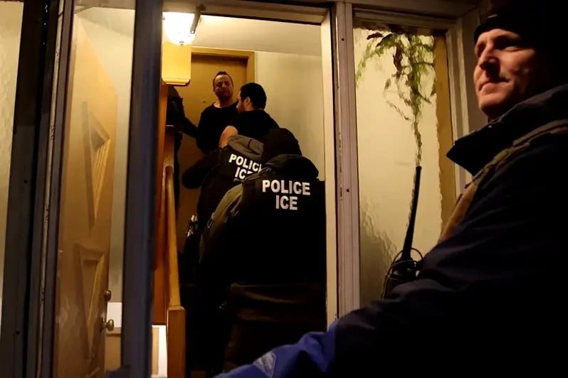 期中选举临近ICE加码移民逮捕引争议！据报道，美国移民暨海关执法局（ICE）下达口头指令，将移民日均
