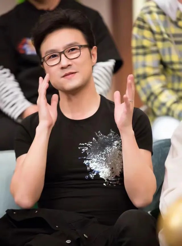 汪峰很年轻，虽然他生理年龄已经54岁了；宁静还不老，但是她已经是一个53岁的女人