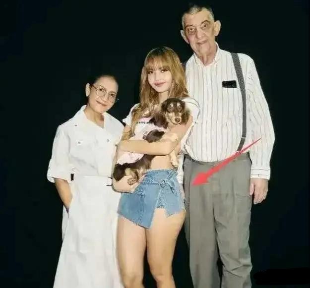 Lisa妈晒一家三口合照继父把手搭在Lisa屁股惹争议二人合影亲密最近韩国女