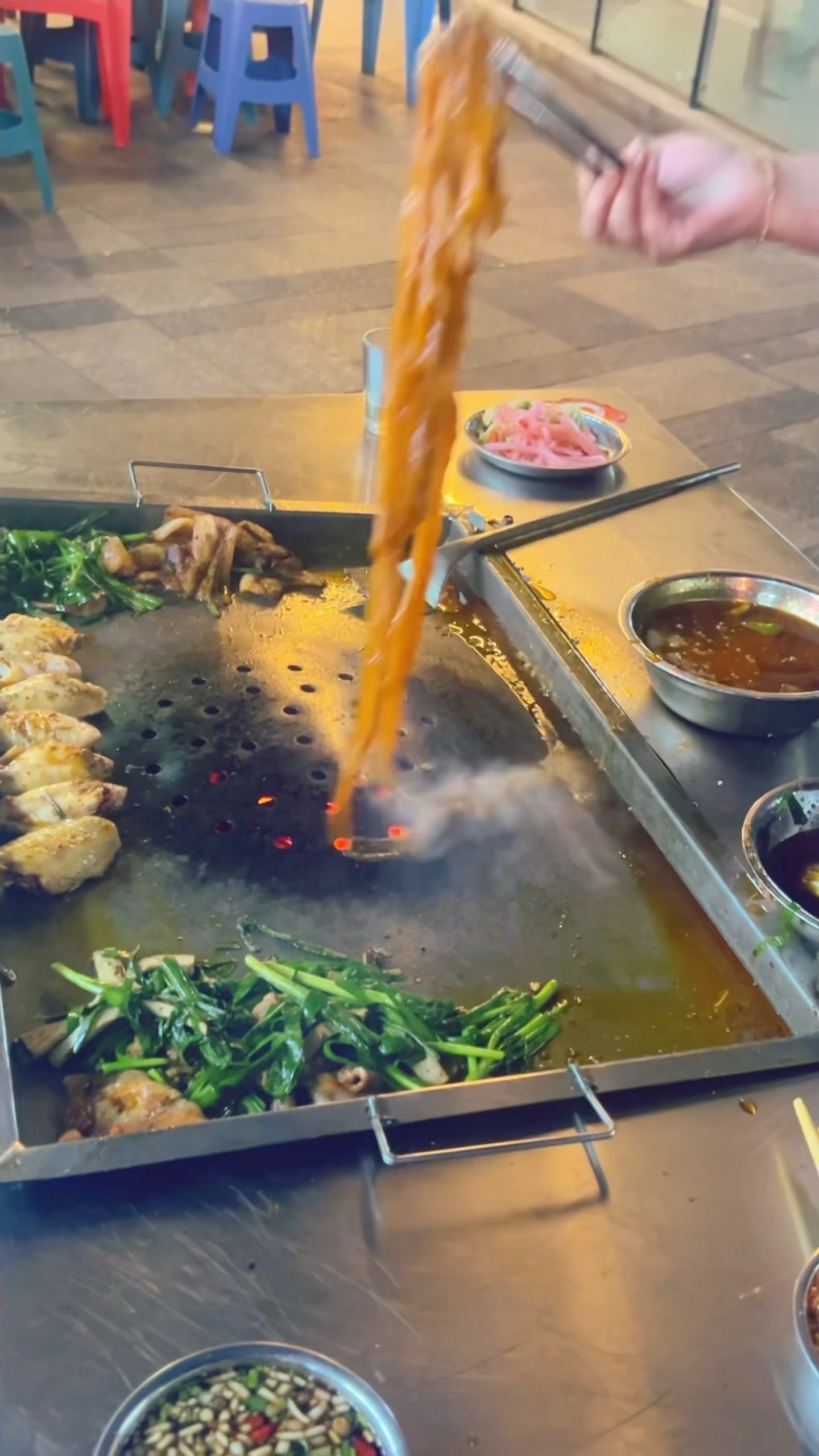 火上飘烧烤（还好我拍的时候离远了…）