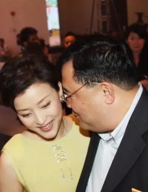 1994年，富豪吴征斥资500万买下一艘游艇，把有夫之妇杨澜邀到游艇大胆表白，杨