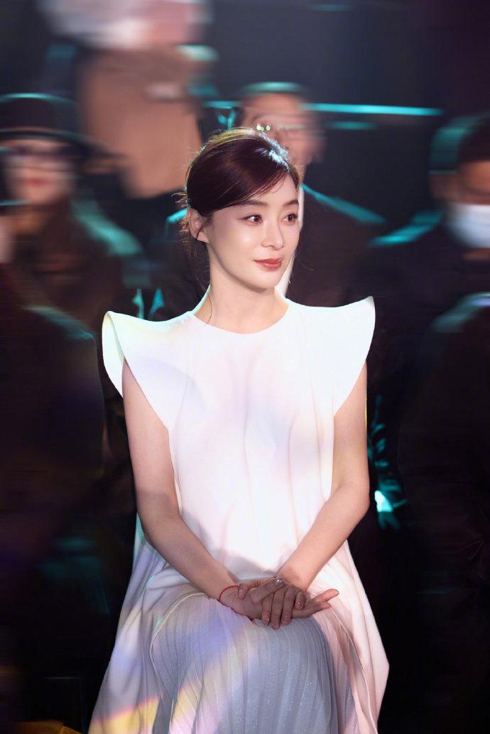 最近袁姗姗现身北京，她这回穿了一件白色的裙子，看上去像个迷人的仙女。她穿的这