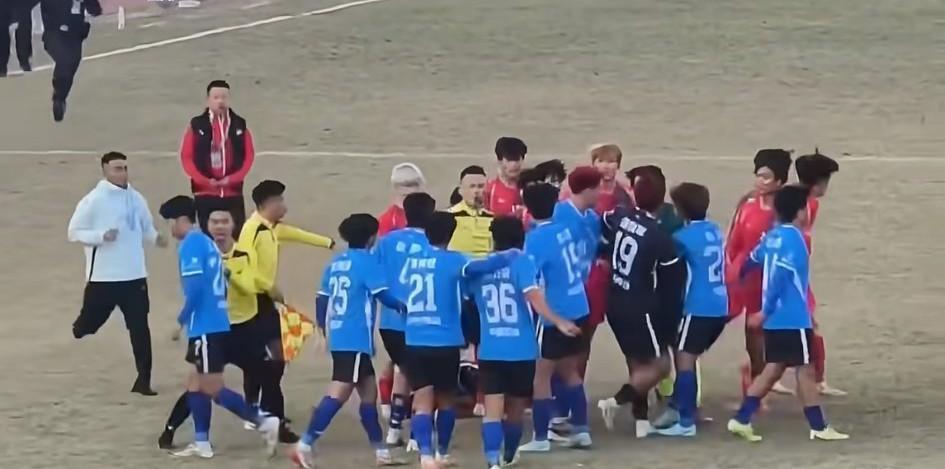 娄底和永州的这场比赛的85分钟的时候还是发生了不和谐的一幕，疑是双方球员在争抢一