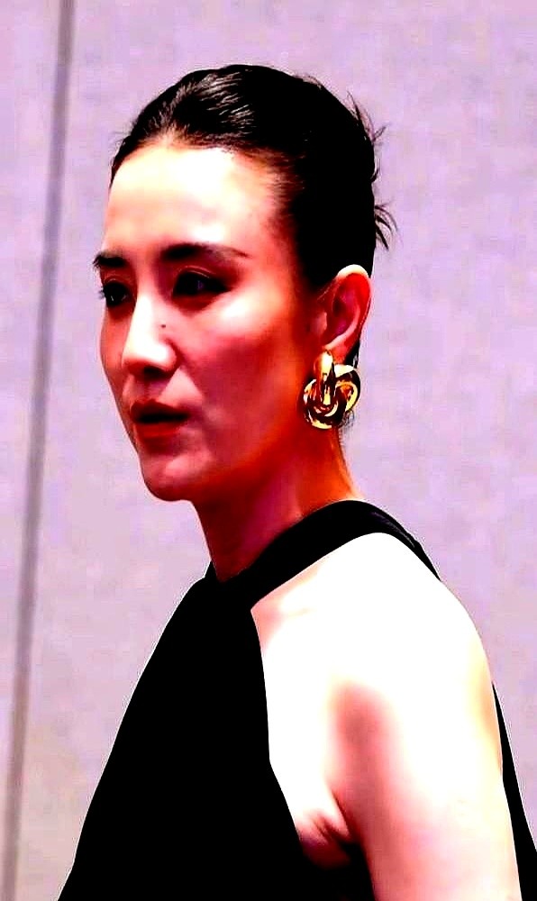 赵丽颖和宋佳，两个一线女演员，竟然一年多没进组拍新戏了。赵丽颖是从《小城大事》杀青后开始，算下来有1
