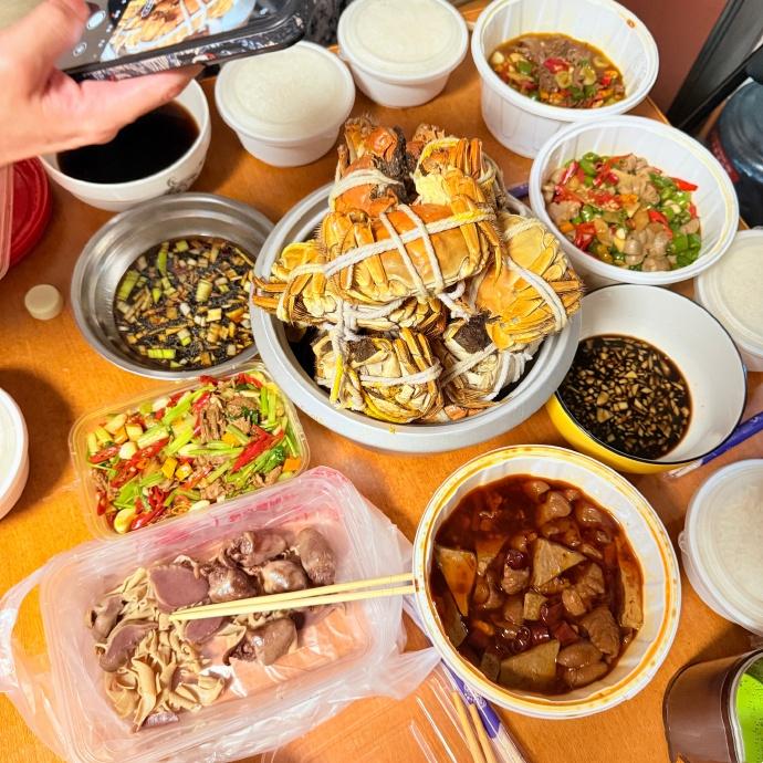德云八队演员在南京德云社宿舍聚餐，人少但也很热闹。参与聚餐的，是郭胜文、张霄白、