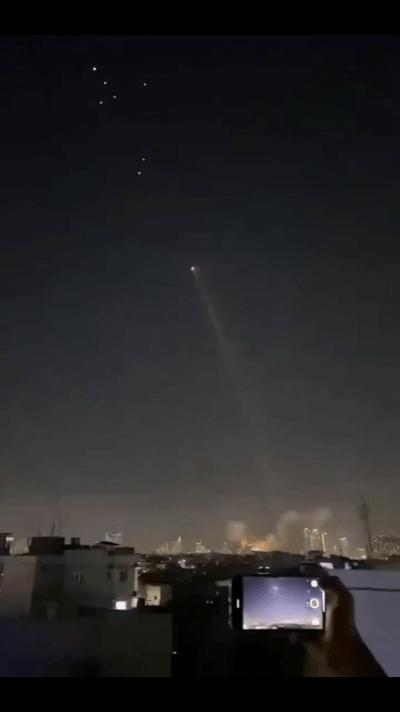 伊朗用一枚携带1.5吨重集束弹头的重型弹道导弹，把165名无辜女学生的血债连本带