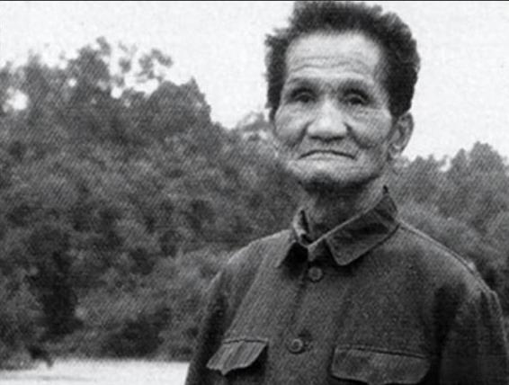 1947年，沈醉发现一个疯老头在跑步，感觉他有些奇怪，就下令把他关押起来，手下却