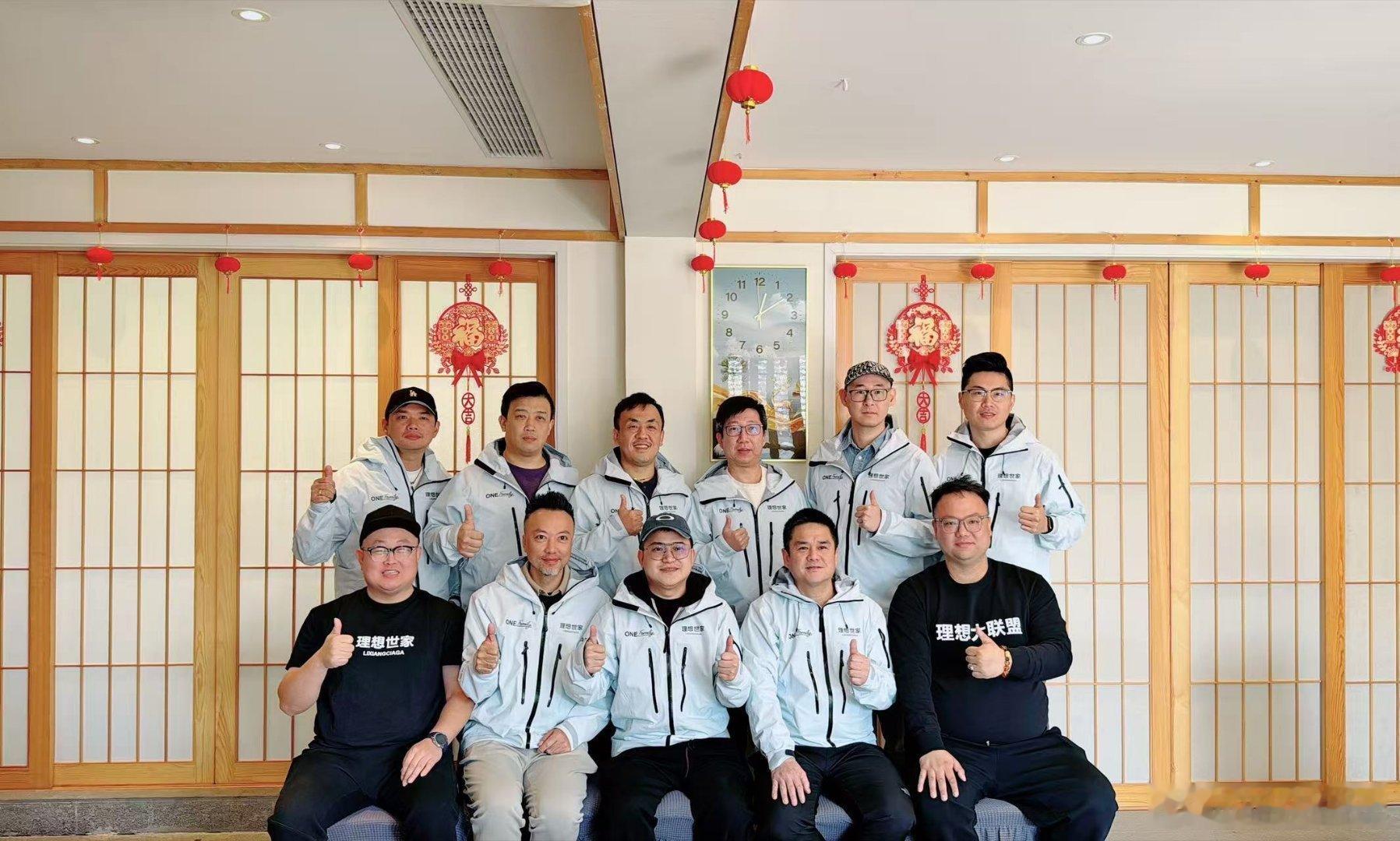 巴黎世家推出15500元北京烤鸭包这么看起来，理想世家的审美还是在线的[大笑][