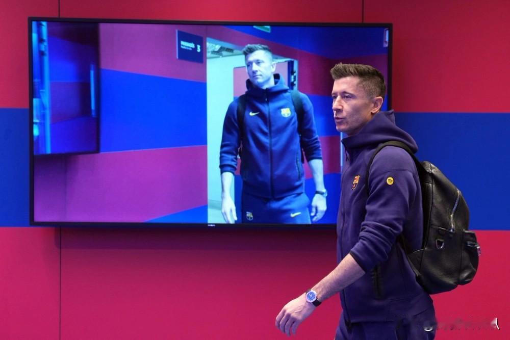 年薪2080万欧元！意媒曝37岁莱万主动示好AC米兰，大幅降薪可留巴萨。大家