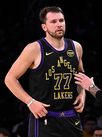 本赛季，东契奇用统治级表现宣告：他就是当今联盟的王者！27岁的他迎来生涯巅峰