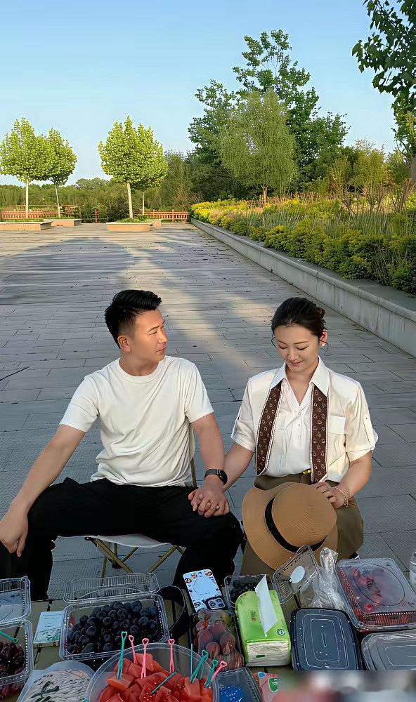 当初骂朱小伟“不上进”的陈亚男，怎么也没想到，两年后，她自己对着镜头哽咽，而朱小