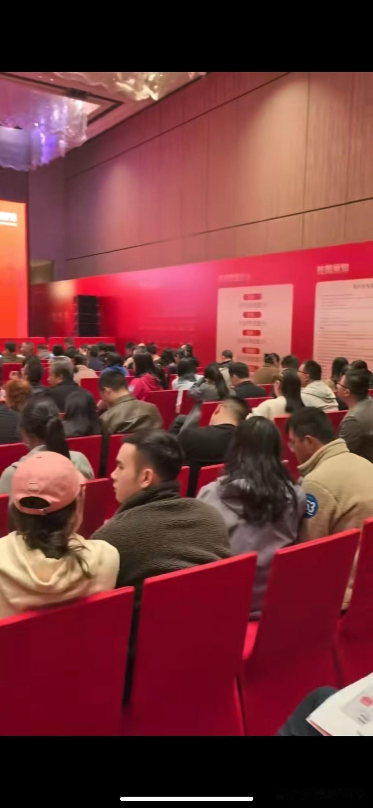 合肥总价三百多万起的房子,昨晚在酒店首开,看宣传的买的人还多,又摇号了。合肥的