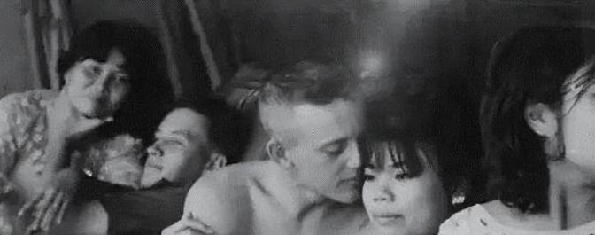 越南战争时，很多美军士兵在战场上没有老婆陪着，于是就找了越南当地的女子陪伴。结果