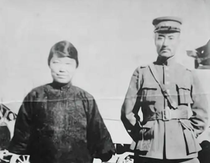 1925年12月25日，张作霖的卫队长高金山将郭松龄夫妇押到辽河边，郭松龄拍着胸
