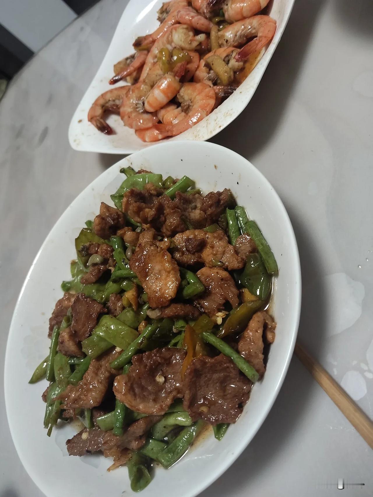 昨晚和老公发生了争执，我俩都觉得自己没错，因为不服气，我就坐在沙发上玩手机，老公