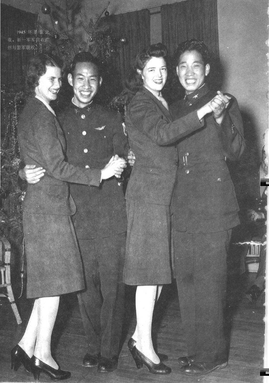 1945年的圣诞之夜，国民党新一军的军官们在广州和盟军联欢。不得不说，这些盟军女