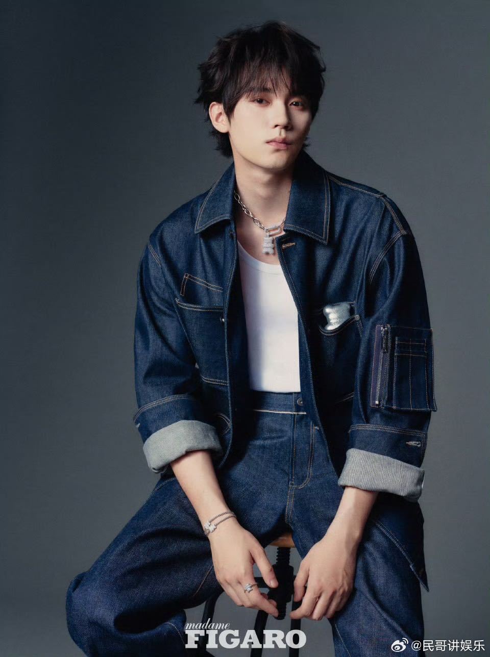 25岁的周翊然太可了！费加罗十一月刊生日封面造型满分，牛仔套装搭白背心清爽利落，