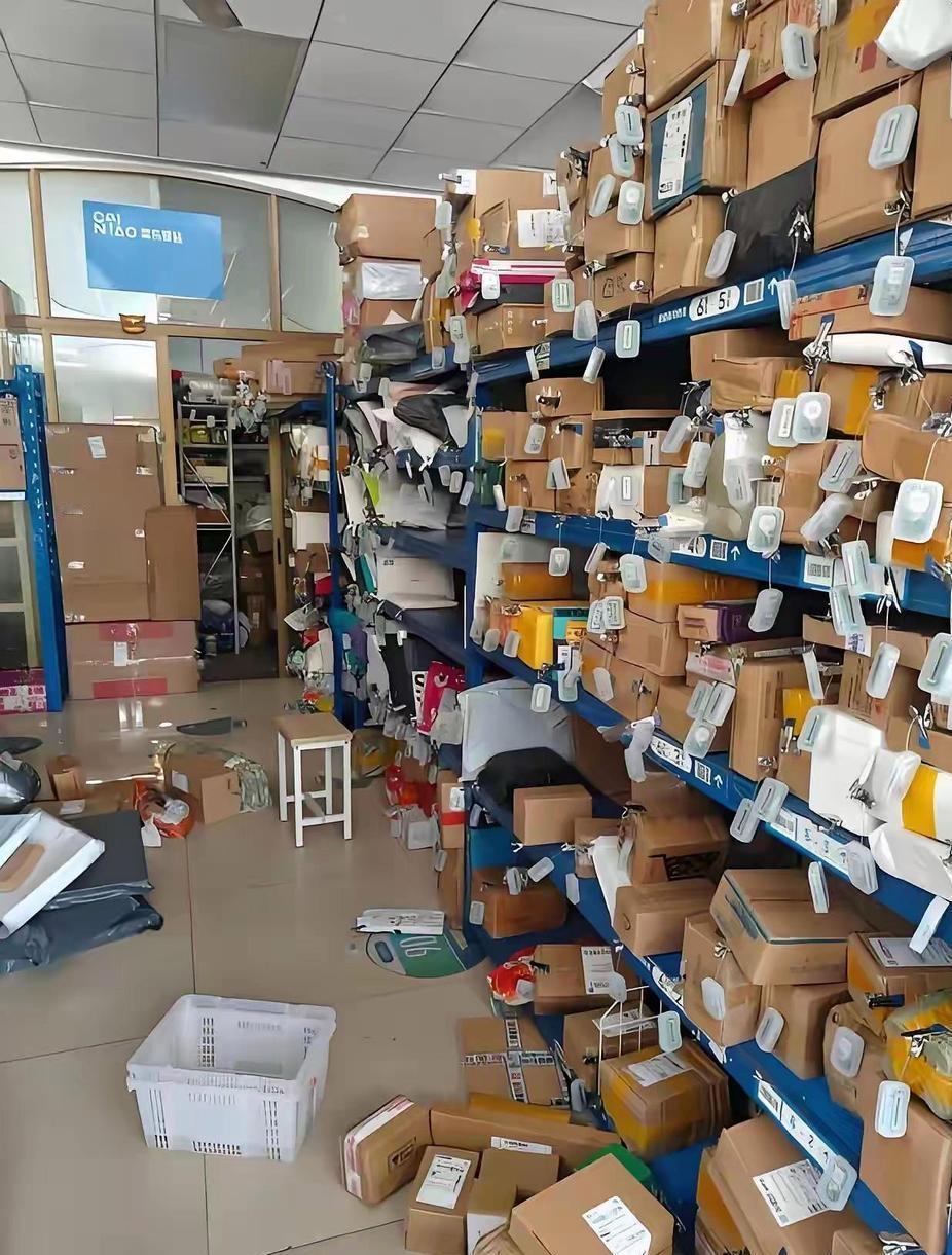 我表哥去年接收了一家菜鸟驿站，转让费花了57000。店里每天大概收800件快递，