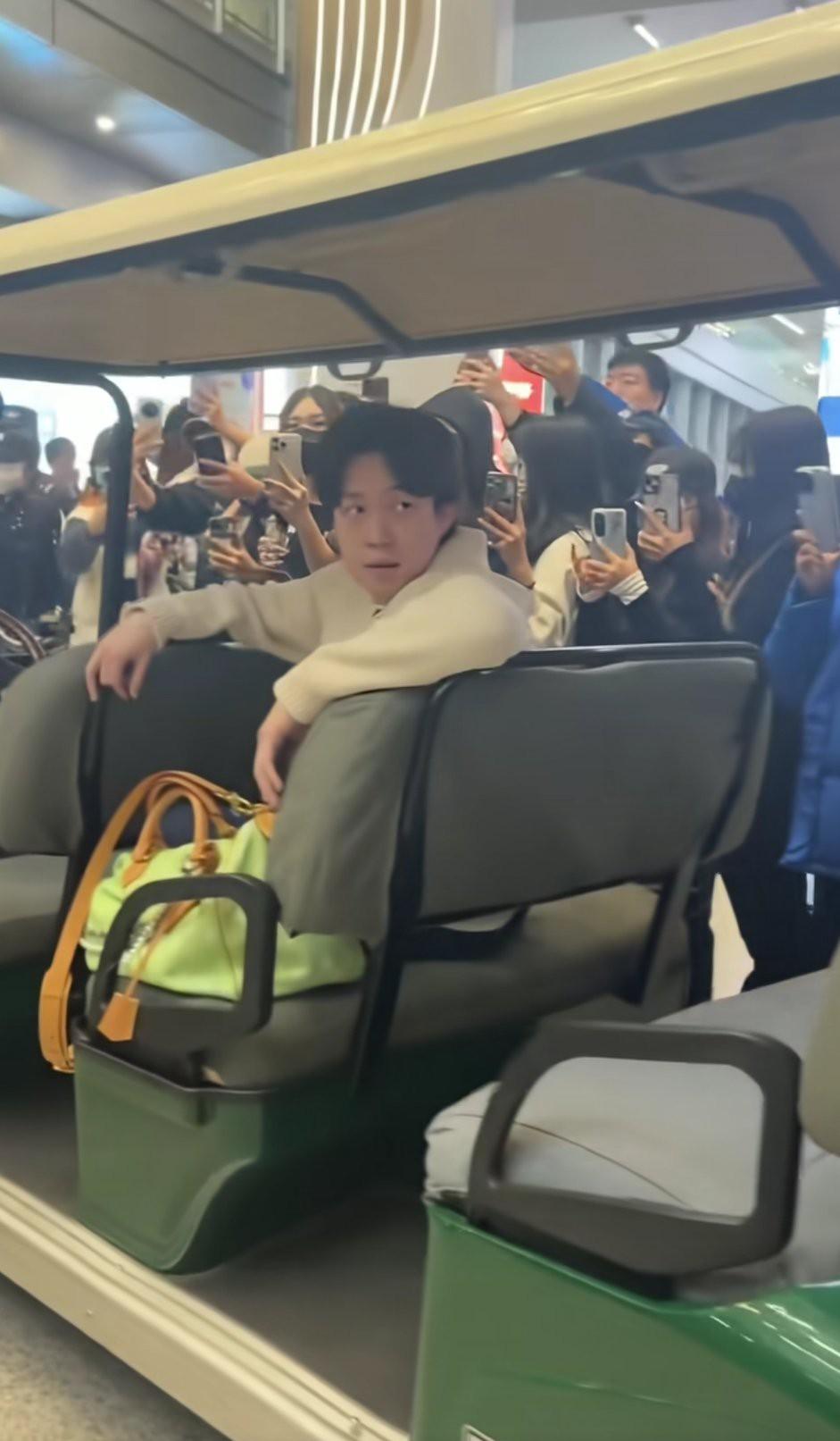 果然，大头说得没错，他去到哪个景，他就是那个景，真正的球迷，应该会远远的看看，远