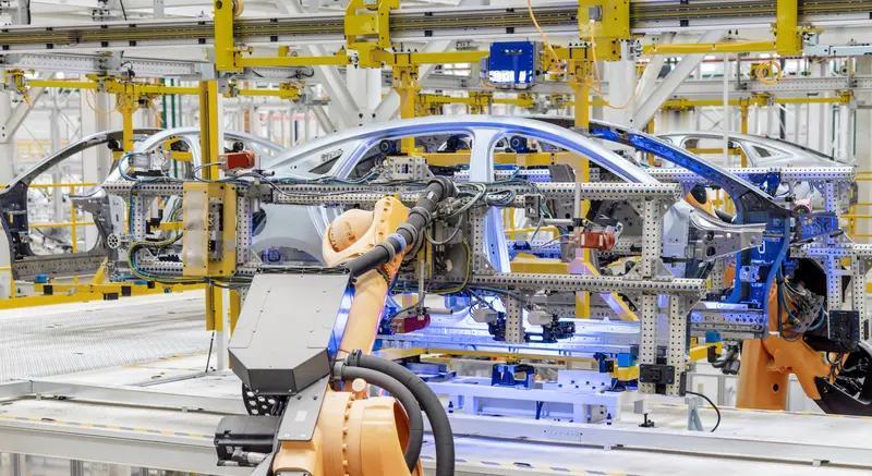 你知道建一个汽车厂要多少成本吗?建个汽车厂成本可高得离谱，说2千个亿水花都打不