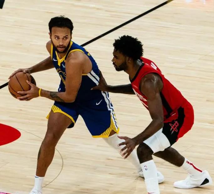 火箭队主帅乌度卡非常的喜欢伊森，就算伊森之前的几场比赛表现不佳，被拿下了首发阵容