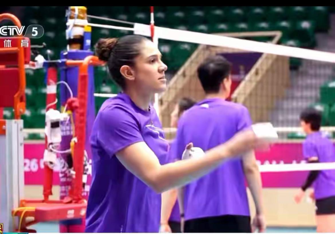 女排联赛半决赛明天晚上19点开打，焦点战是天津女排主场迎战江苏女排，实行主客场加