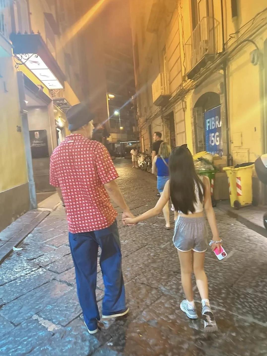 2日，演员权相佑的妻子孙泰英在个人Instagram上上传了多张照片。公开的照片