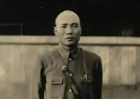 国军抗日将领中，前后反差最大、最有争议的应该汤恩伯了。抗战前期，他稳居抗日名