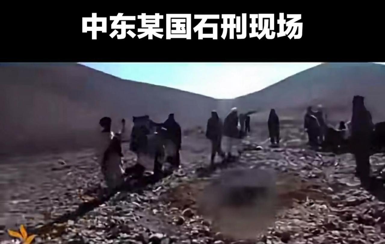 中东某国石刑现场:一名九岁女孩被父亲卖给亲叔叔，叔叔怀疑女孩卖前已失去贞操，于