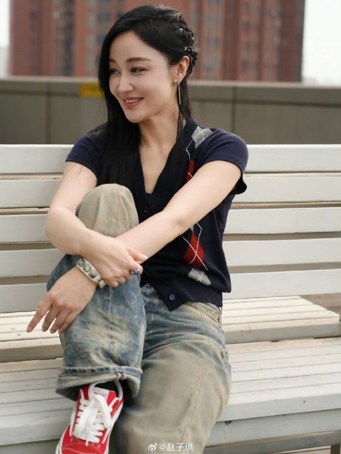 赵子琪乘风妆造完全青春女大来的颜值与气质双双在线，青春活力扑面而来，谁看了不夸