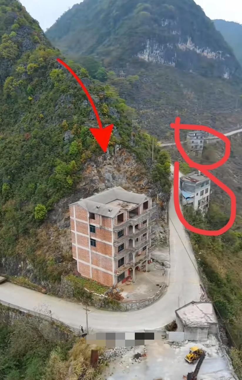 为什么这些房子都建在悬崖边上，搞不懂广西那边宅基地是怎么分的，这个正在建的房子这