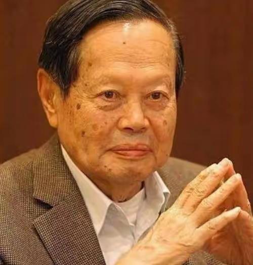 杨振宁说，“我最敬仰的两个人，一个是爱因斯坦，一个是毛主席。一个让我理解宇宙，一