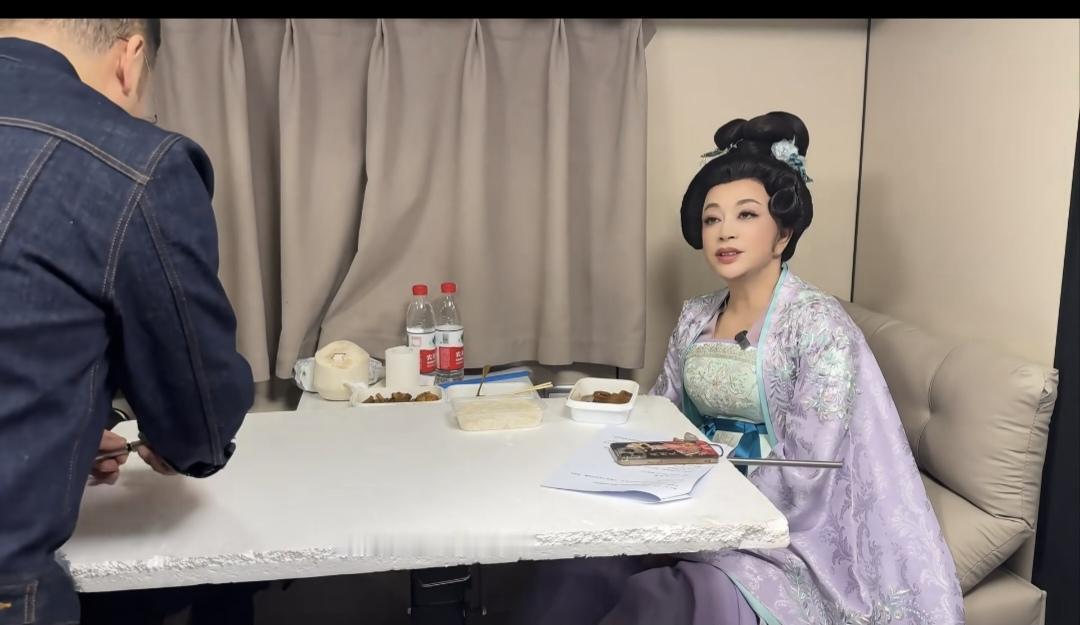 75岁的影视表演艺术家刘晓庆创奇迹，拍短剧，再次扮演武则天！刘晓庆说，从昨天凌晨